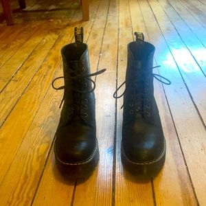 Lightweight Platform Dr. Martens - Size 7, Black - Perfect For Spring!